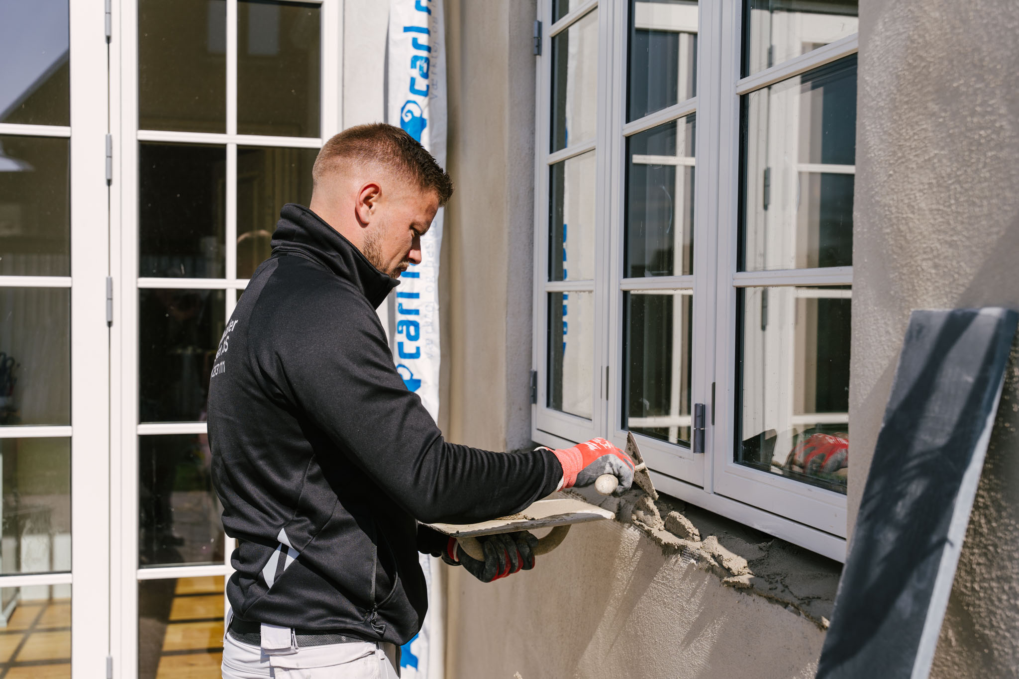 Mortar-arbejde omkring vindue — fuger og finish