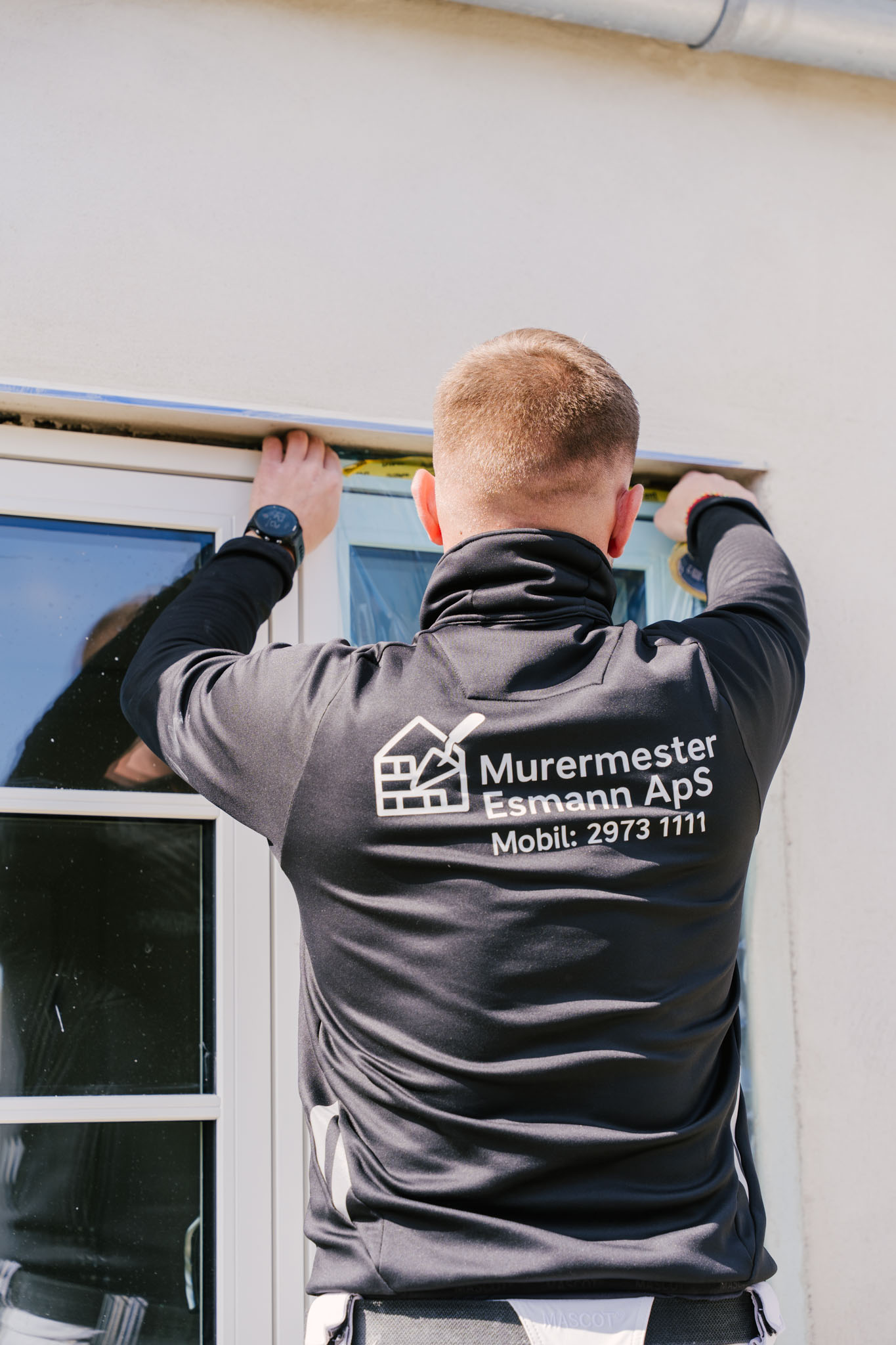 Skalmuring og detalje-arbejde mellem vinduer